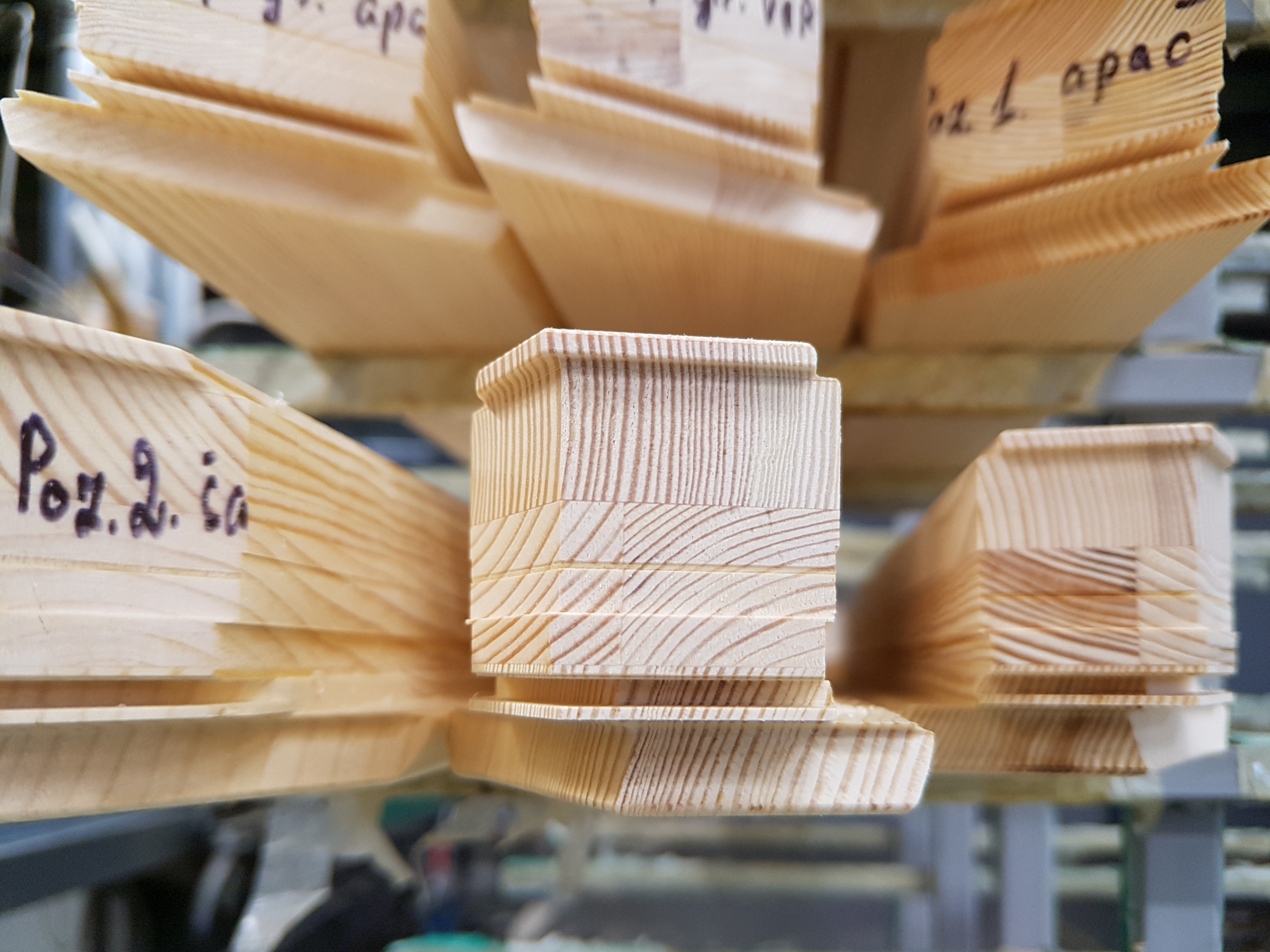 Hout-profielen met productiecodes Poz.1 en Poz.2 in de Doleta fabriek