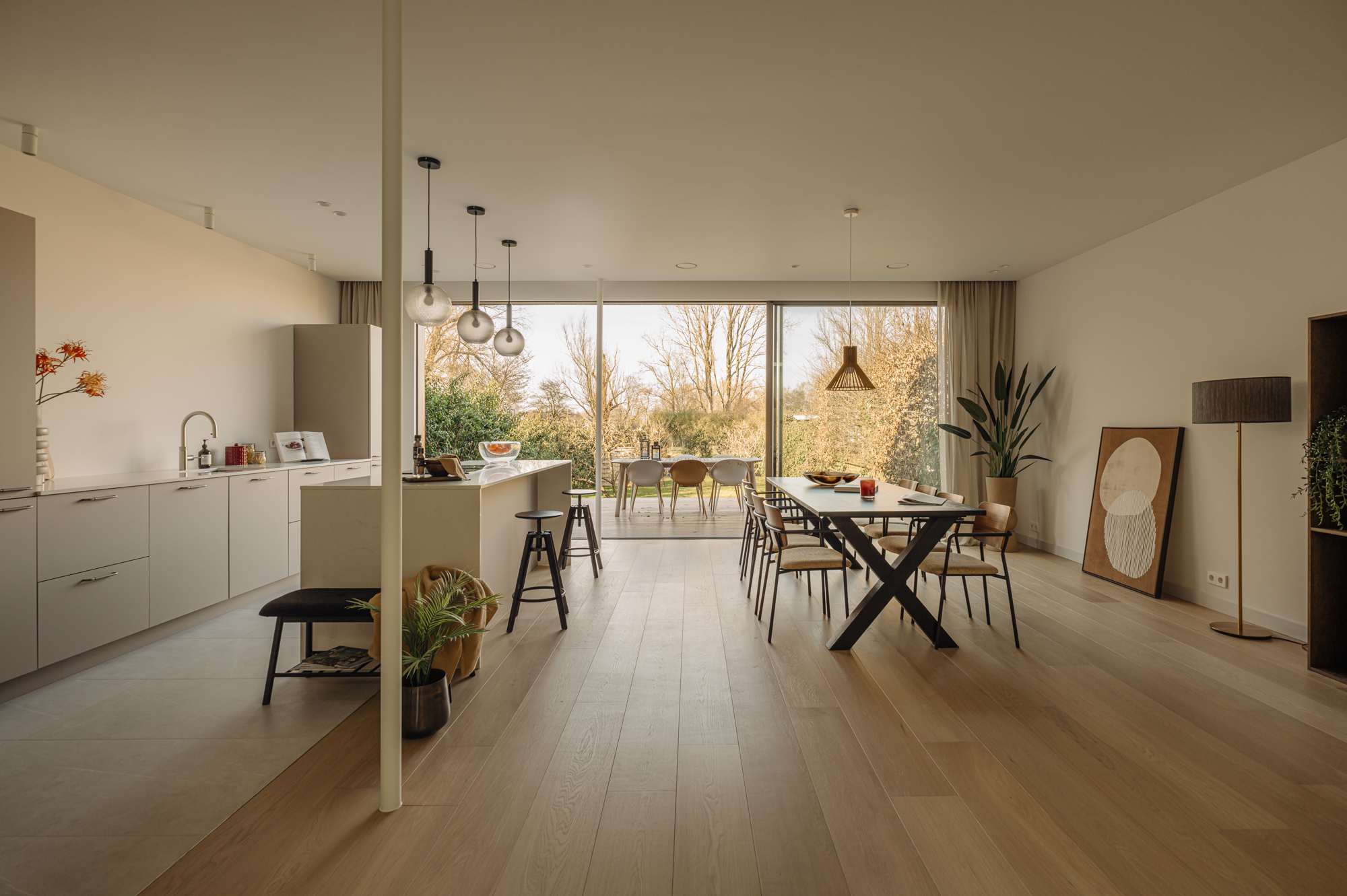 Interieur met aluminium schuifpui van vloer tot plafond — project Abcoude