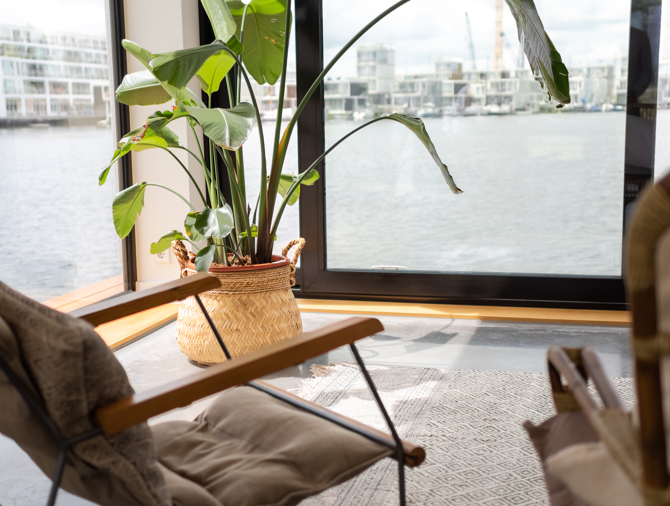 Interieur Steigereiland Amsterdam — groot raam aan het water